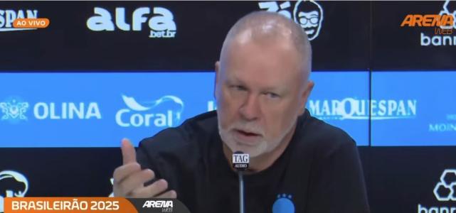 Mano Menezes explica 'dedo do meio' em entrevista coletiva após jogo contra o Palmeiras