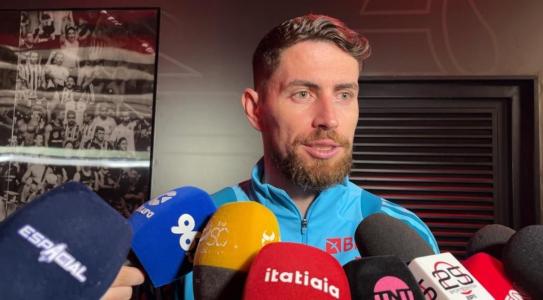 jorginho, meia do Flamengo, em zona mista na Arena MRV, estádio do Atlético