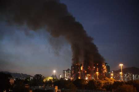 Incêndio em Hong Kong deixou 13 mortos