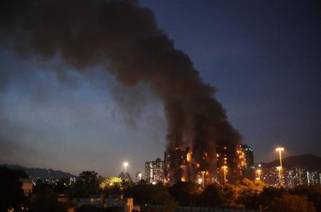 Incêndio em Hong Kong deixou 13 mortos