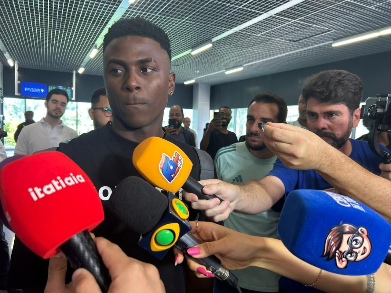 Destaque do Mundial Sub-20, Néiser Villarreal chega a BH para se apresentar ao Cruzeiro