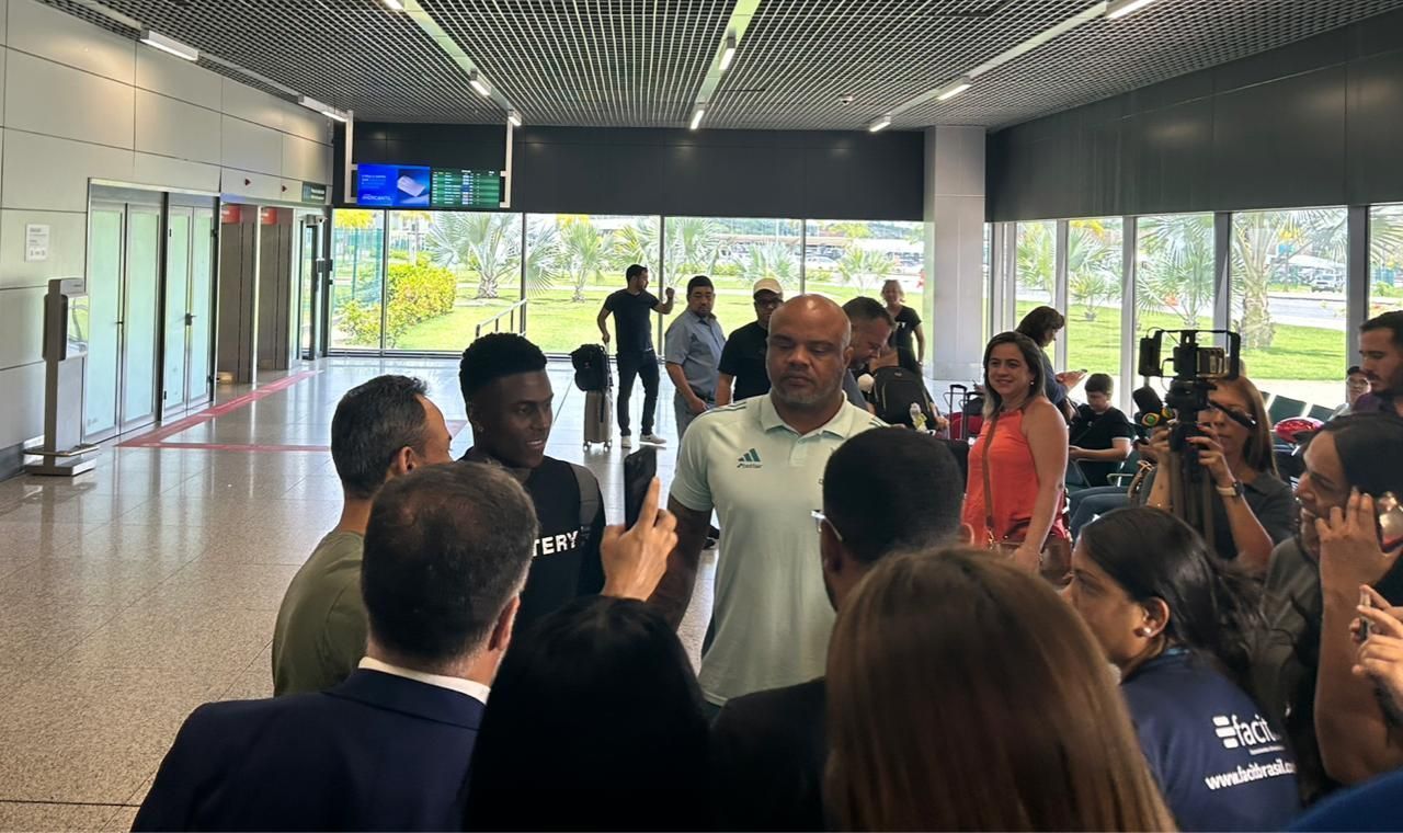 Reforço do Cruzeiro para 2026 é tietado no desembarque em Belo Horizonte