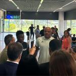 Reforço do Cruzeiro para 2026 é tietado no desembarque em Belo Horizonte