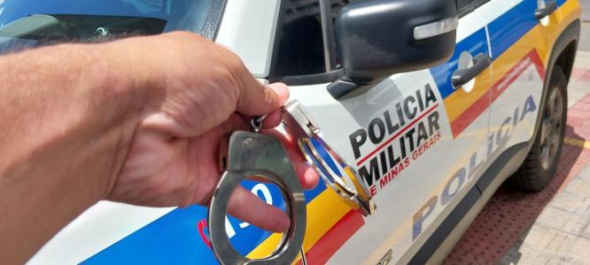 Viatura da Polícia Militar de Minas Gerais e algemas