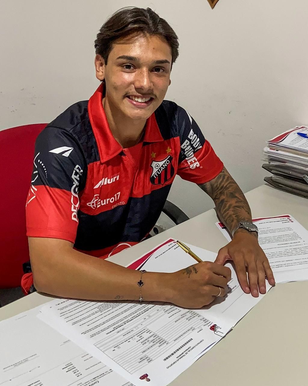 Ex-Corinthians, lateral assina primeiro contrato profissional com Ituano
