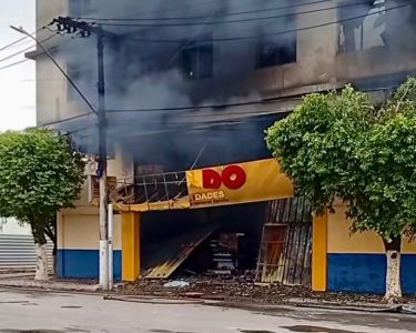 Loja atingida pelo fogo fica no primeiro andar do edifício de três pavimentos.