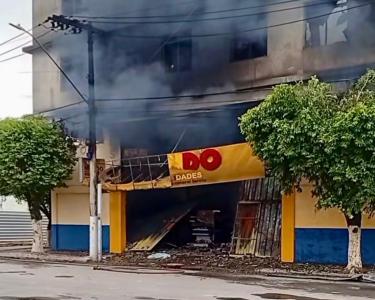 Loja atingida pelo fogo fica no primeiro andar do edifício de três pavimentos.
