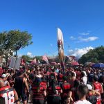 Torcida do Flamengo faz a festa e acompanha embarque do time para final da Libertadores