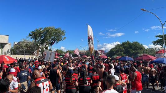 Torcedores do Flamengo no Galeão, no Rio de Janeiro