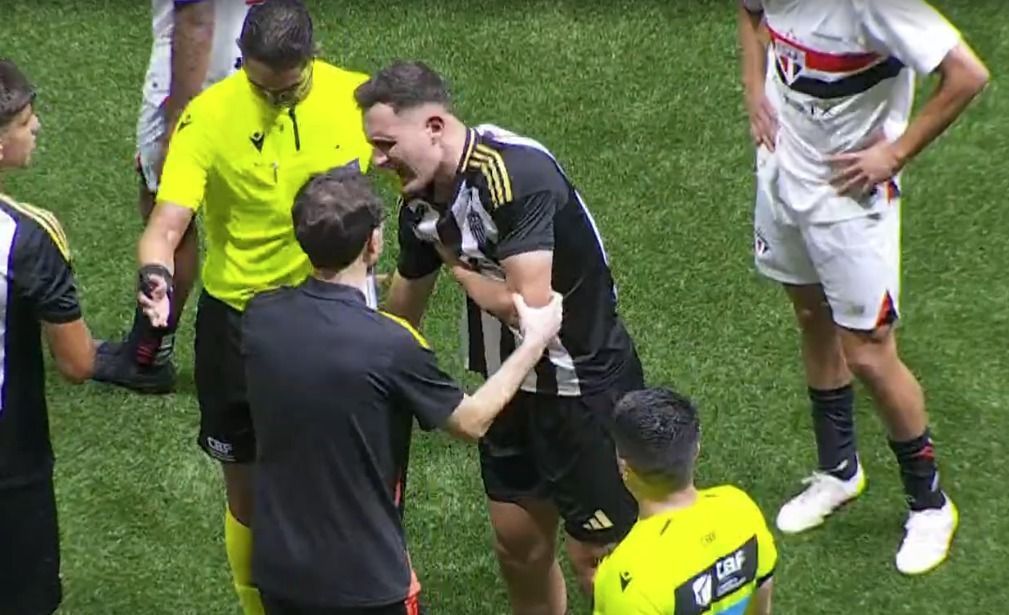 Atacante do Atlético lesiona ombro e é substituído em jogo pela Copa do Brasil Sub-20