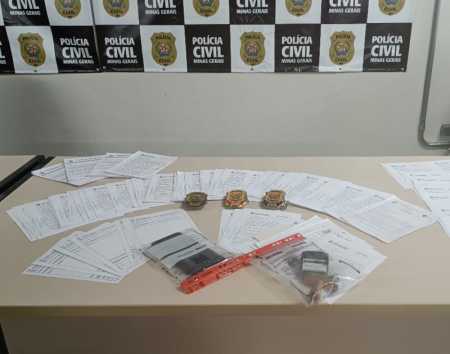 Equipes da Polícia Civil apreenderam 196 atestados médicos falsos na casa do suspeito