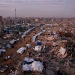 Palestinos que se abrigavam em meio a ruínas morrem após queda de muro durante temporal