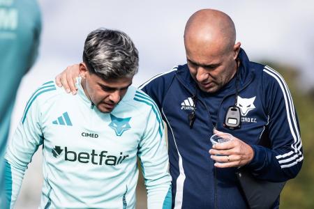 Fagner e Leonardo Jardim durante treino do Cruzeiro