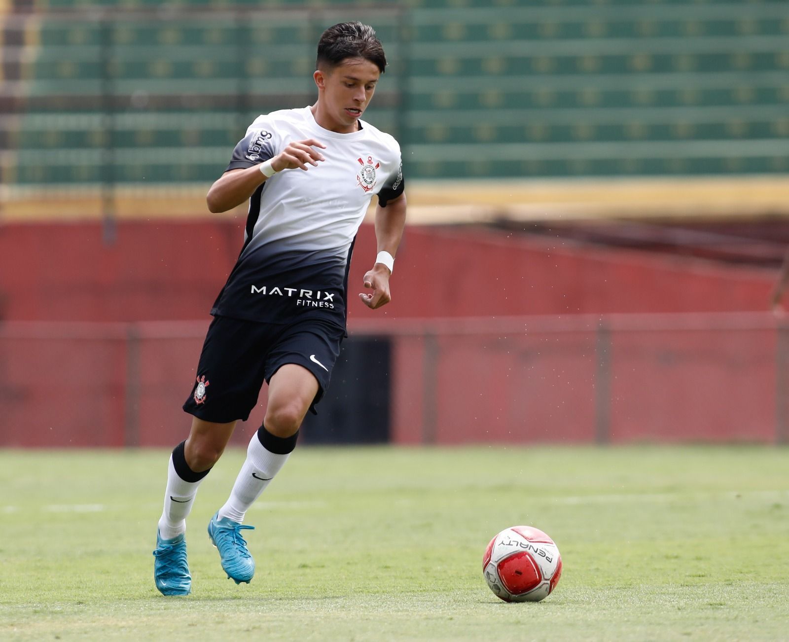 Meia do Corinthians treina como lateral e pode jogar improvisado na Copinha