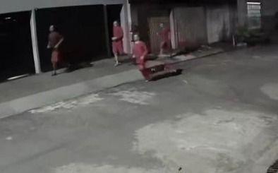 Câmeras de segurança registraram a fuga dos detentos na noite desta quinta-feira (27)