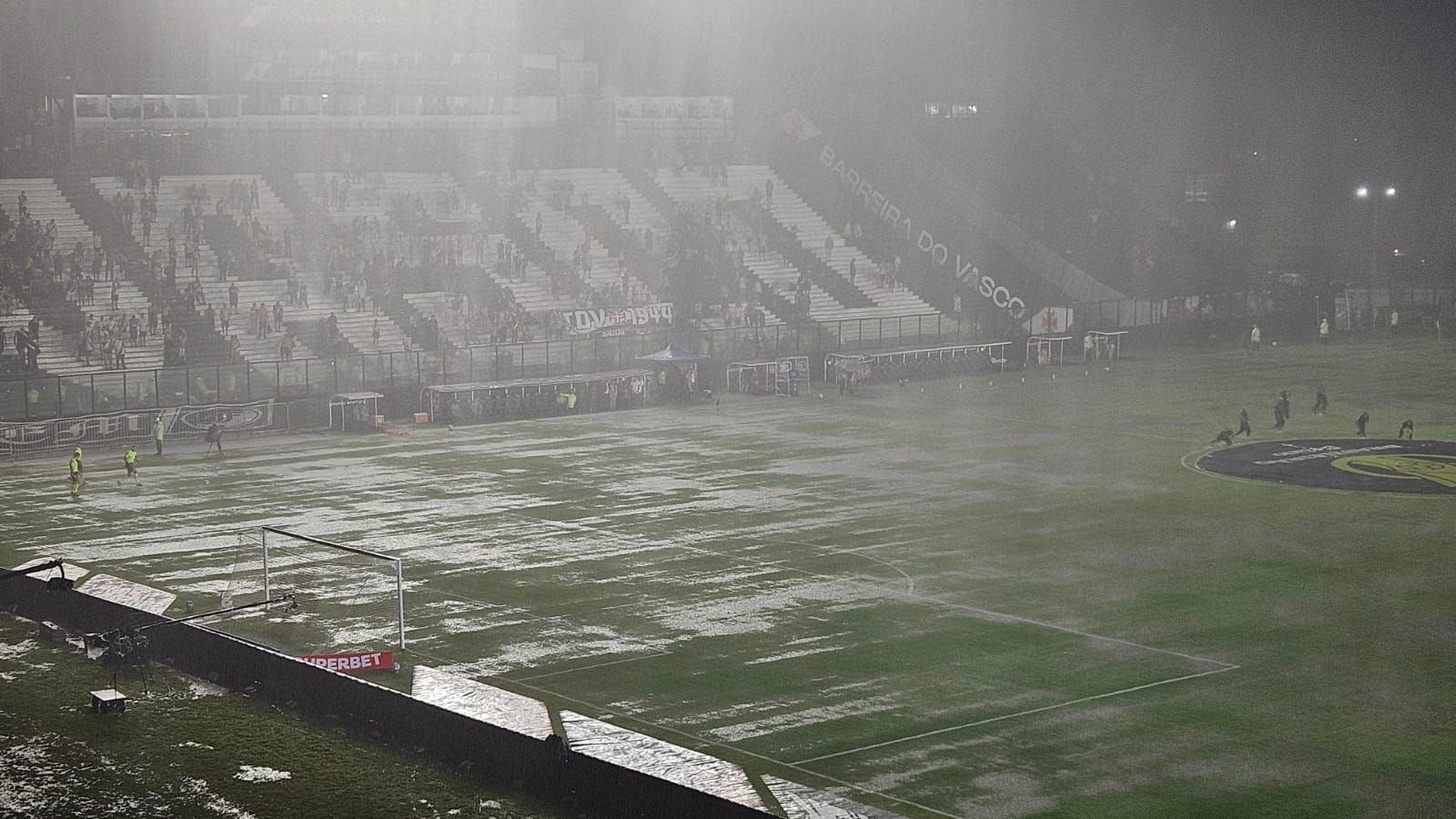 Vasco x Inter é paralisado por forte chuva em São Januário, no Rio de Janeiro