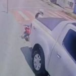 Mulher morre ao ser atropelada e arrastada por caminhonete após levar filho à escola; vídeo