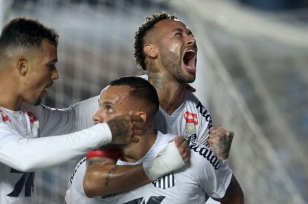 Neymar marcou o primeiro gol do Santos na vitória contra o Sport
