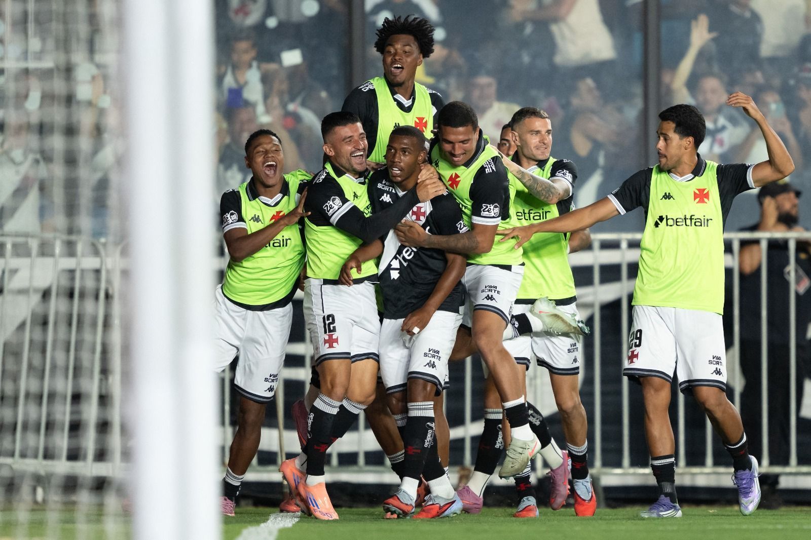 Herói do Vasco, Rayan se declara à torcida após goleada sobre o Inter