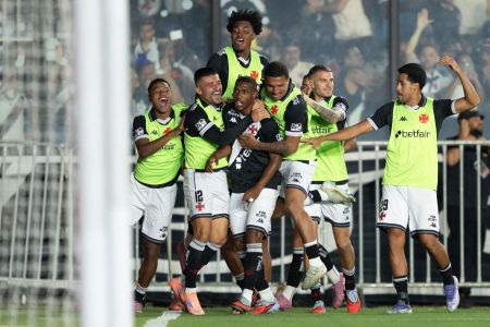 Rayan comemora gol do Vasco