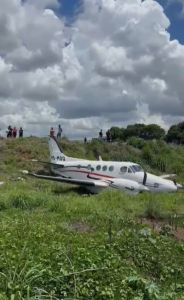 Avião parou em uma área de vegetação próxima ao aeroporto