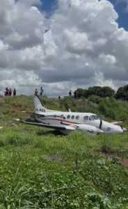 Avião parou em uma área de vegetação próxima ao aeroporto