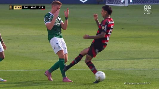 Lance polêmico entre Bruno Fuchs e Erick Pulgar na final da Libertadores, disputada entre Palmeiras e Flamengo