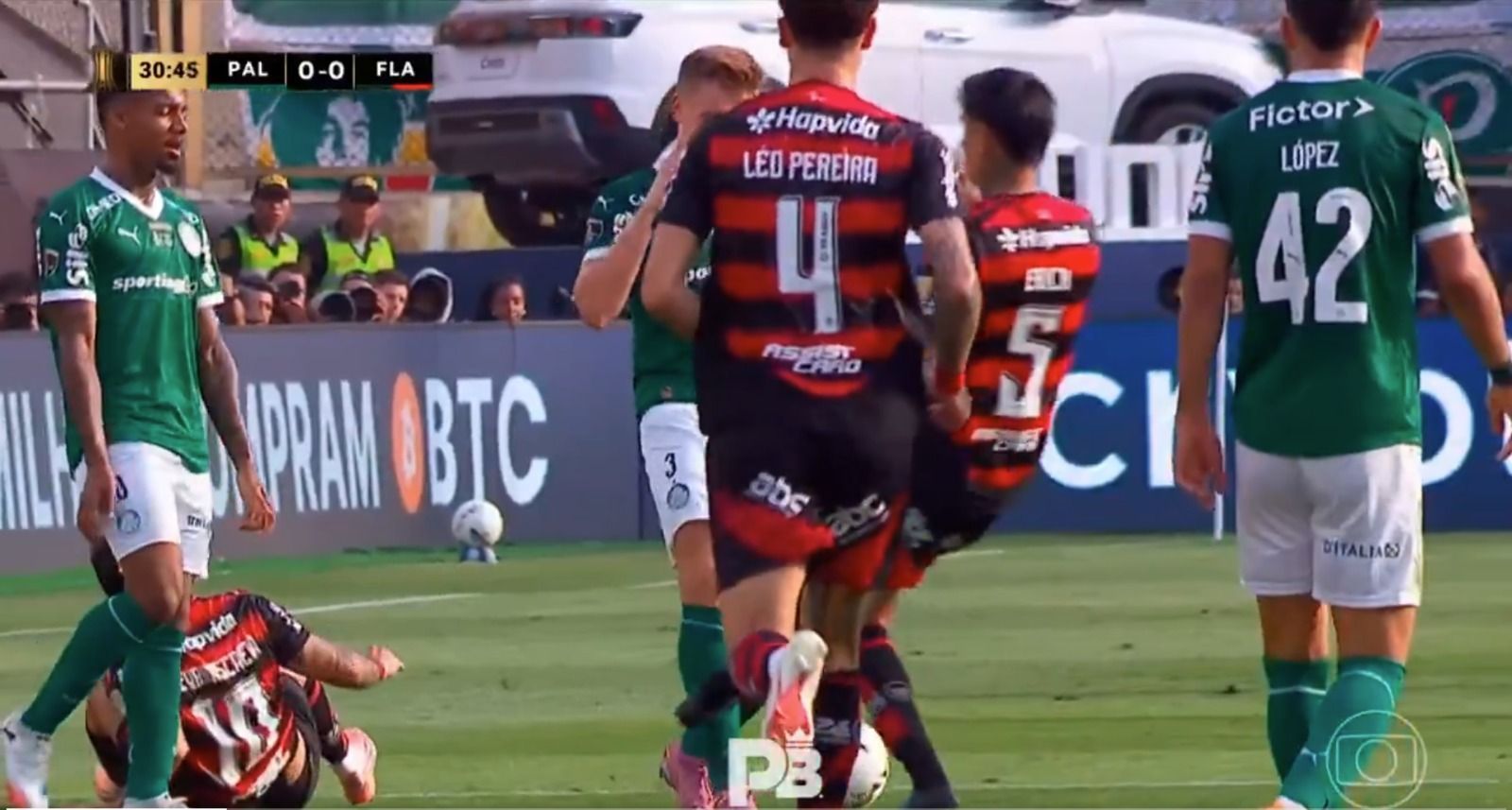 Palmeiras x Flamengo: dono do Botafogo, Textor reage à não expulsão de Pulgar