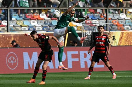 Andreas Pereira disputando bola com Jorginho na final da Libertadores entre Palmeiras e Flamengo