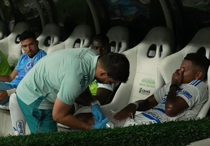Destaque do Cruzeiro deixa jogo contra Ceará com dores e vira preocupação