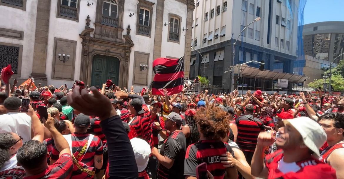 Festa rubro-negra tem provocação ao Palmeiras com cabeça de porco