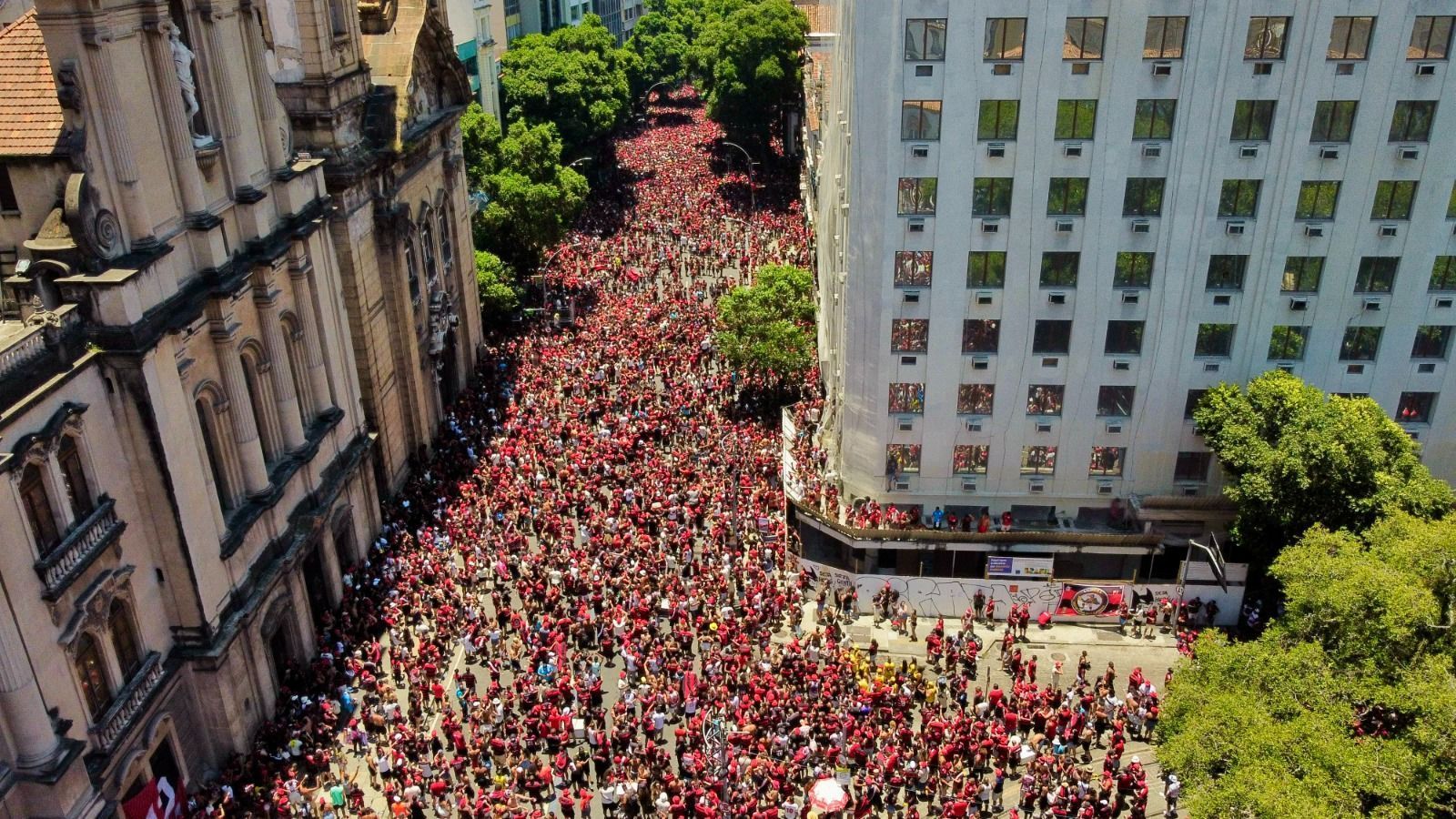 Festa do título da Libertadores do Flamengo tem princípio de confusão