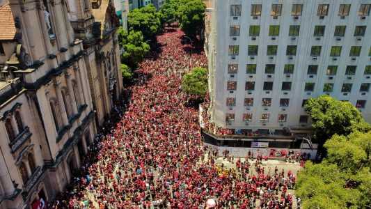 Torcedores do Flamengo lotam ruas do Rio de Janeiro para receber o time, tetracampeão da Copa Libertadores