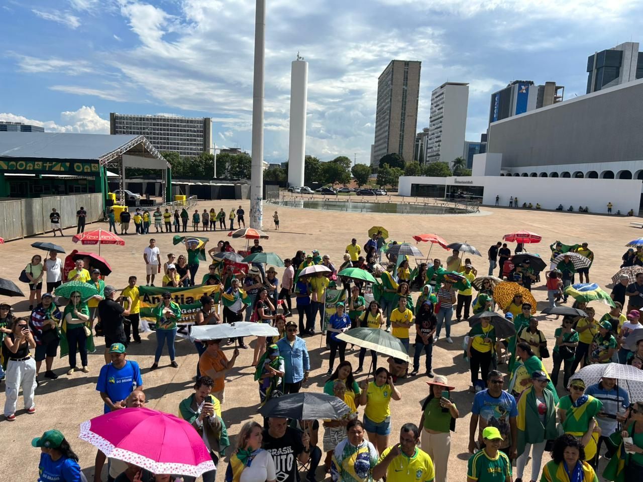 ‘Somos poucos e vamos recomeçar essa história’, diz manifestante em ato bolsonarista
