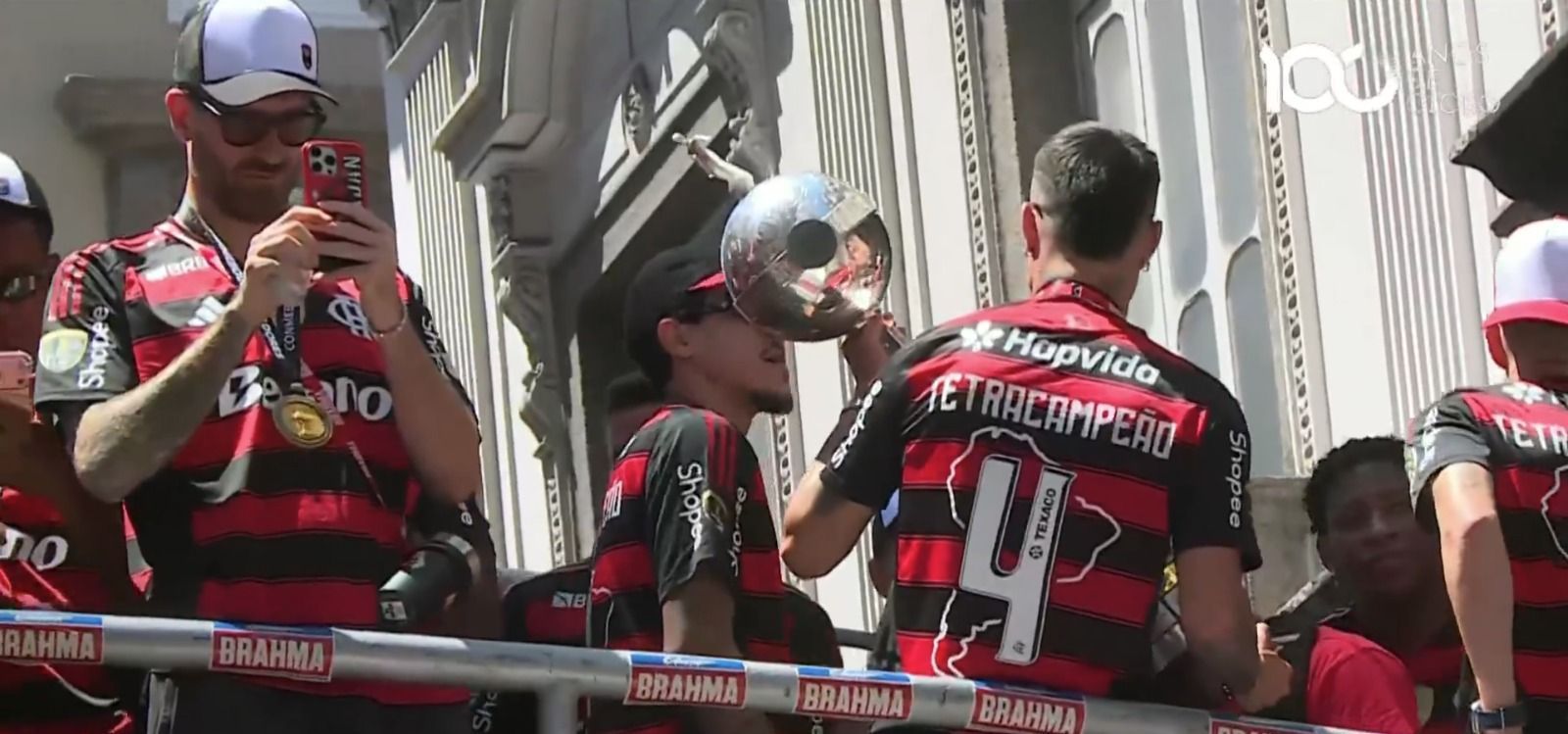 Quebrou? Taça da Libertadores aparece remendada em festa do título do Flamengo