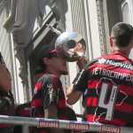 Quebrou? Taça da Libertadores aparece remendada em festa do título do Flamengo