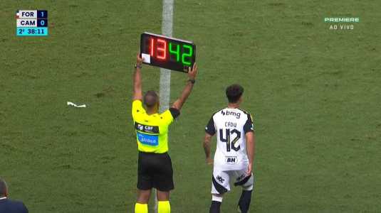 Cadu entrando em campo pelo Atlético após mais de um ano