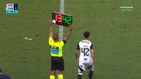 Cadu entrando em campo pelo Atlético após mais de um ano
