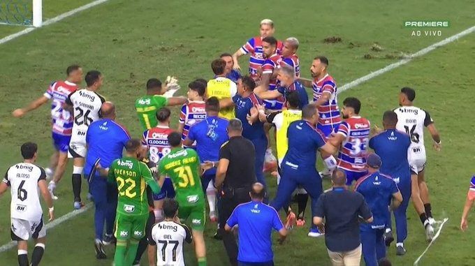 Fortaleza x Atlético tem confusão após troca de farpas entre Deyverson e Alan Franco