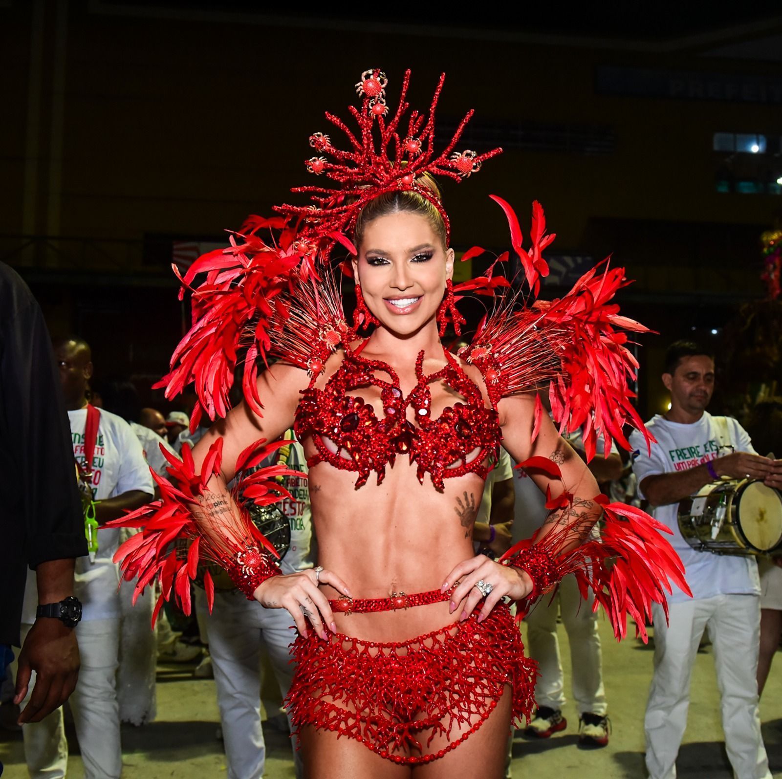 Com look superdetalhado, Virginia Fonseca desfila pela Grande Rio no RJ