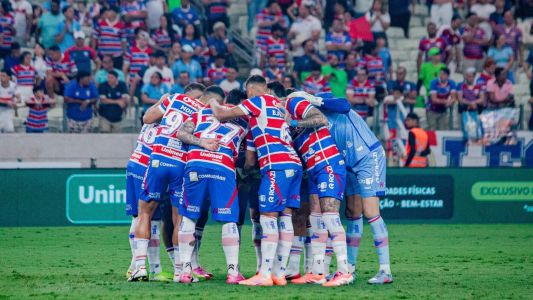 Jogadores do Fortaleza reunidos em campo antes do início de partida do Campeonato Brasileiro