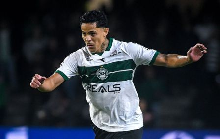 Wallisson durante jogo pelo Coritiba