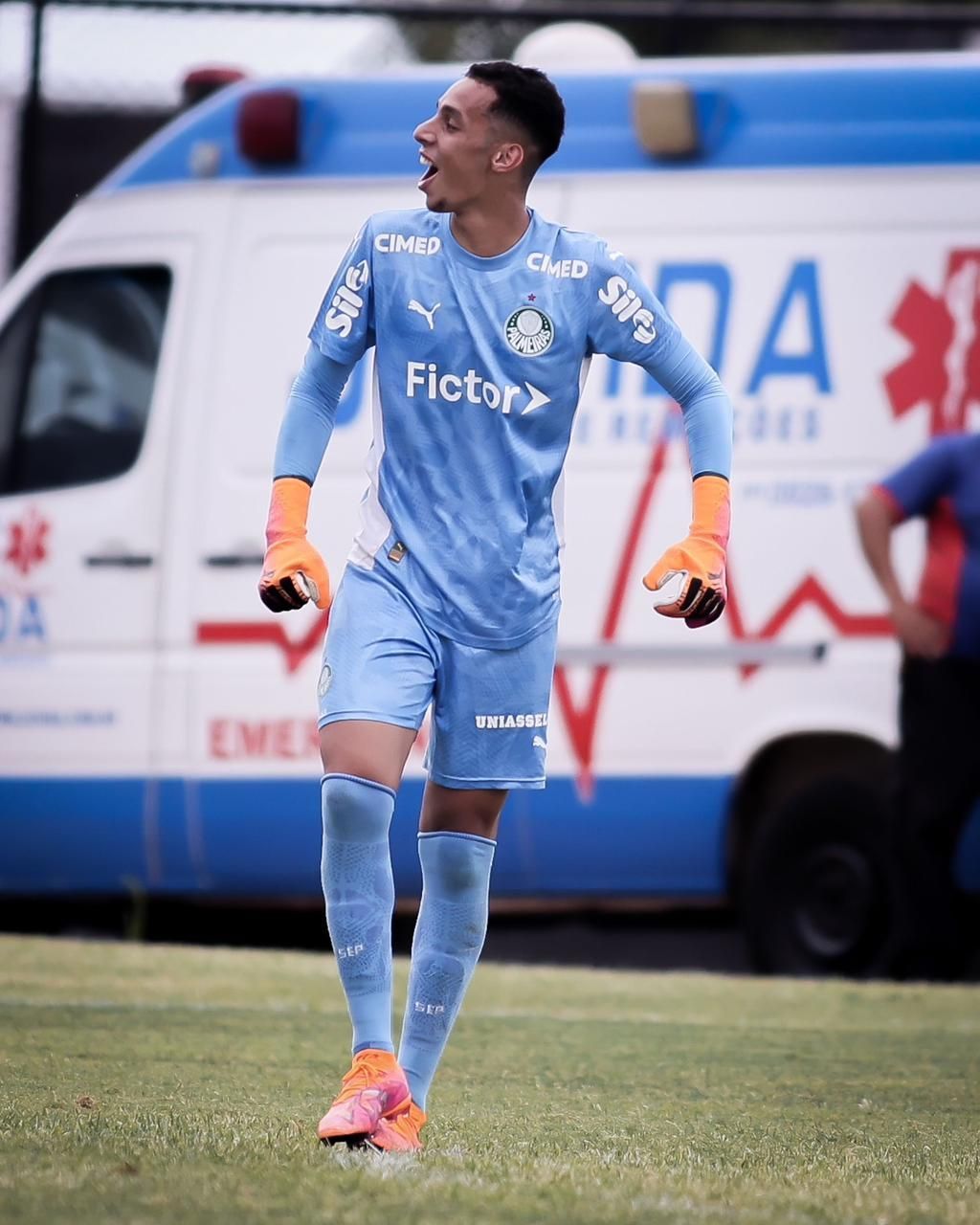 Jovem goleiro do Palmeiras faz gol de dentro da própria área; assista
