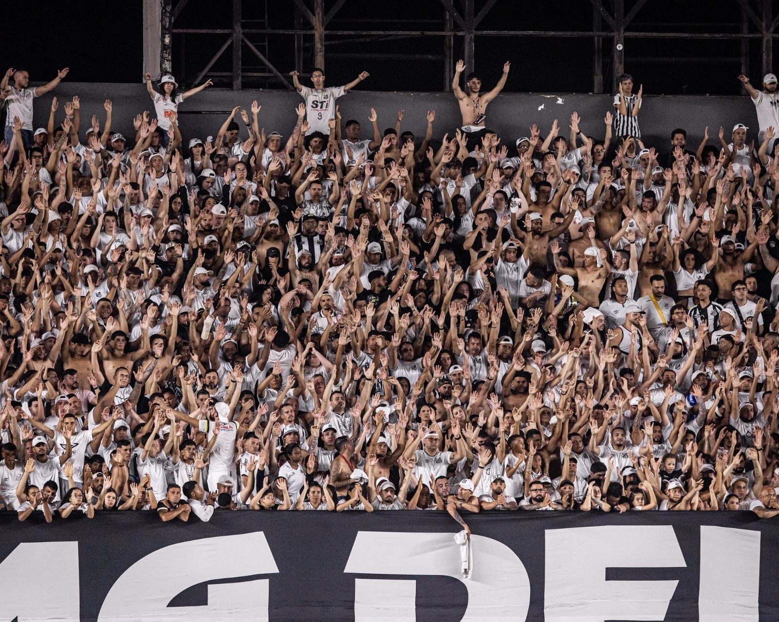 Torcida do Santos esgota ingressos para 'decisão' contra o Cruzeiro pelo Brasileirão