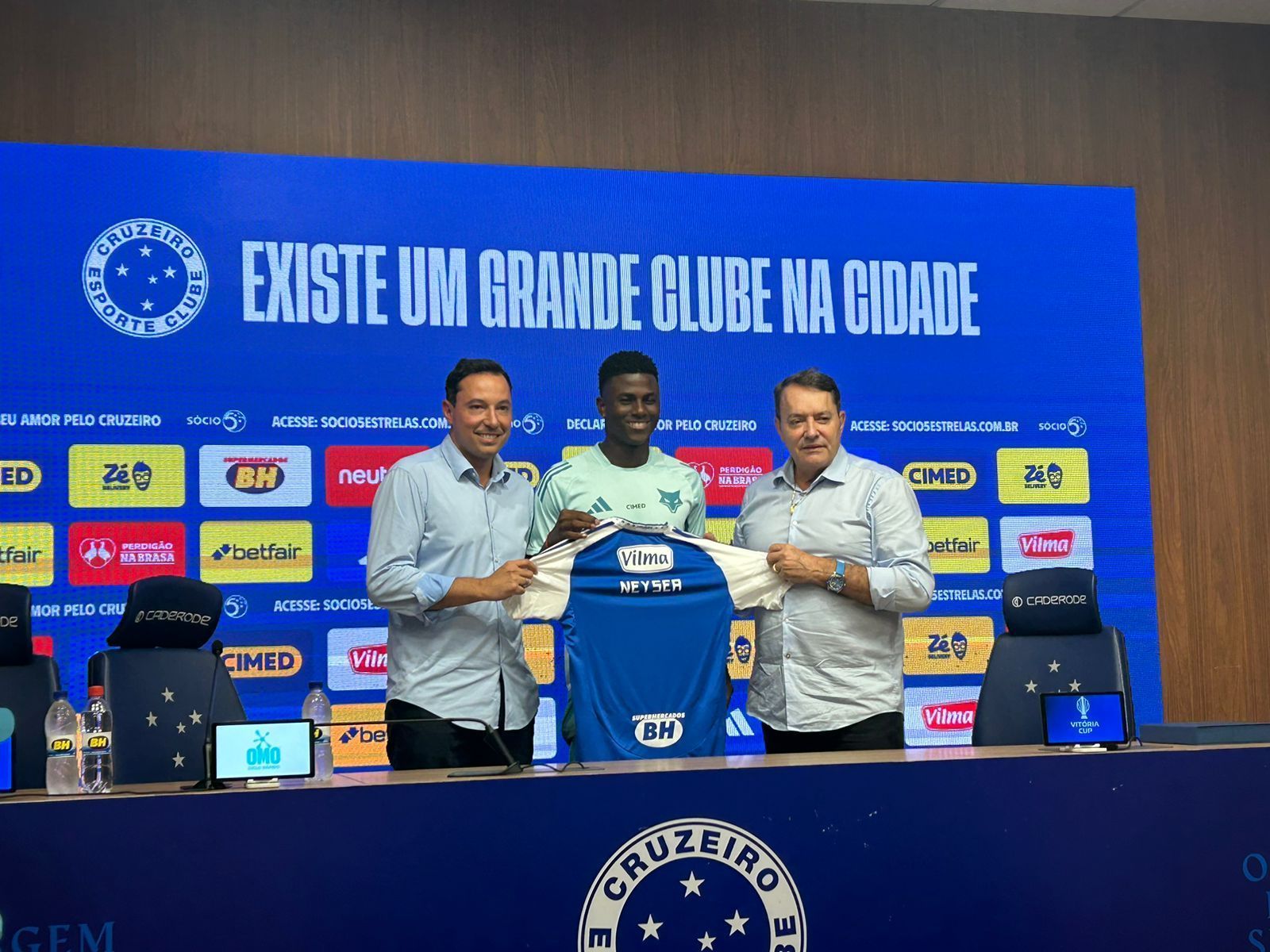 Apresentado, Néiser Villarreal explica escolha pelo Cruzeiro e projeta Libertadores