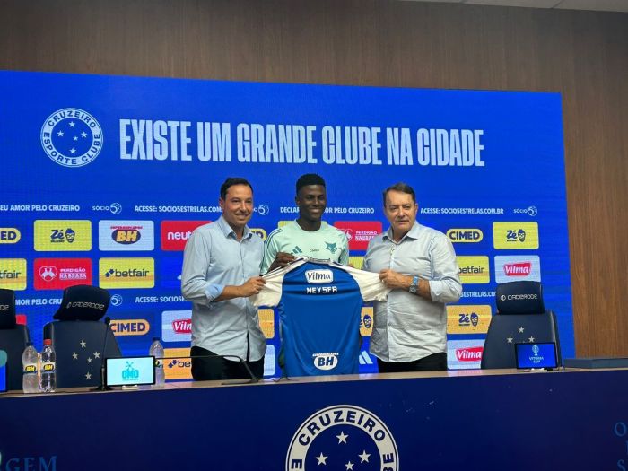 Pedro Junio (esq) e Pedro Lourenço (dir) apresentaram Néiser Villarreal no Cruzeiro