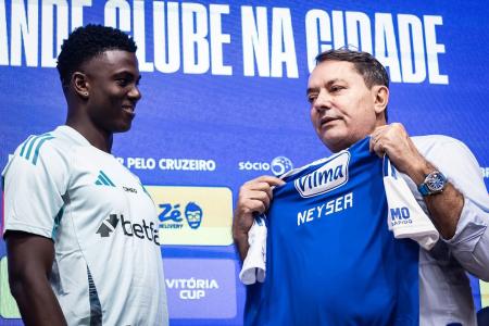 Néiser Villarreal, reforço do Cruzeiro, e Pedro Lourenço em apresentação à imprensa na Toca da Raposa II