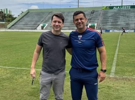 Fred Guedes ao lado do empresário Francis Melo no Bezerrão, palco de sua estreia como treinador