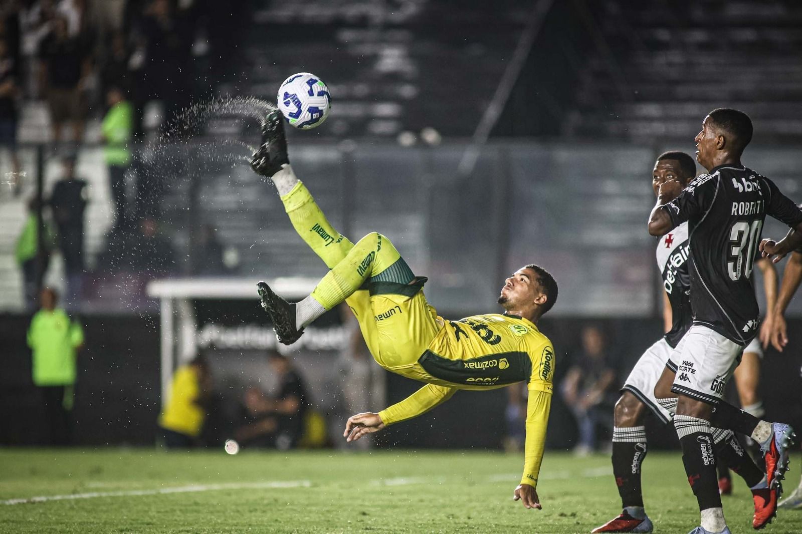 Cria do América desencanta e marca pelo o Mirassol em vitória contra o Vasco