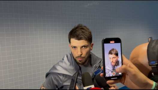 Tiago Volpi, do Grêmio, na zona mista pós-jogo com o Fluminense